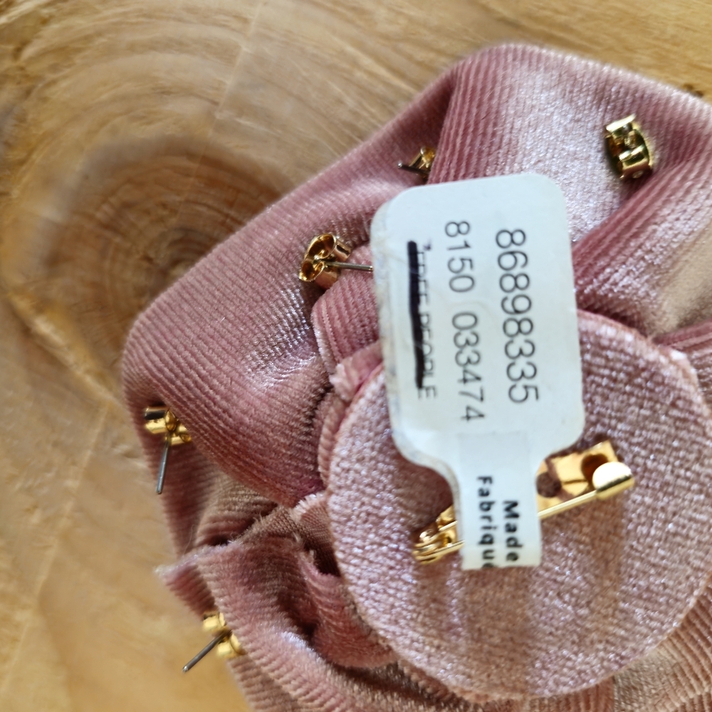 Free People Rosette Stud Earring Pack of 5 earrings - Picture 5 of 6